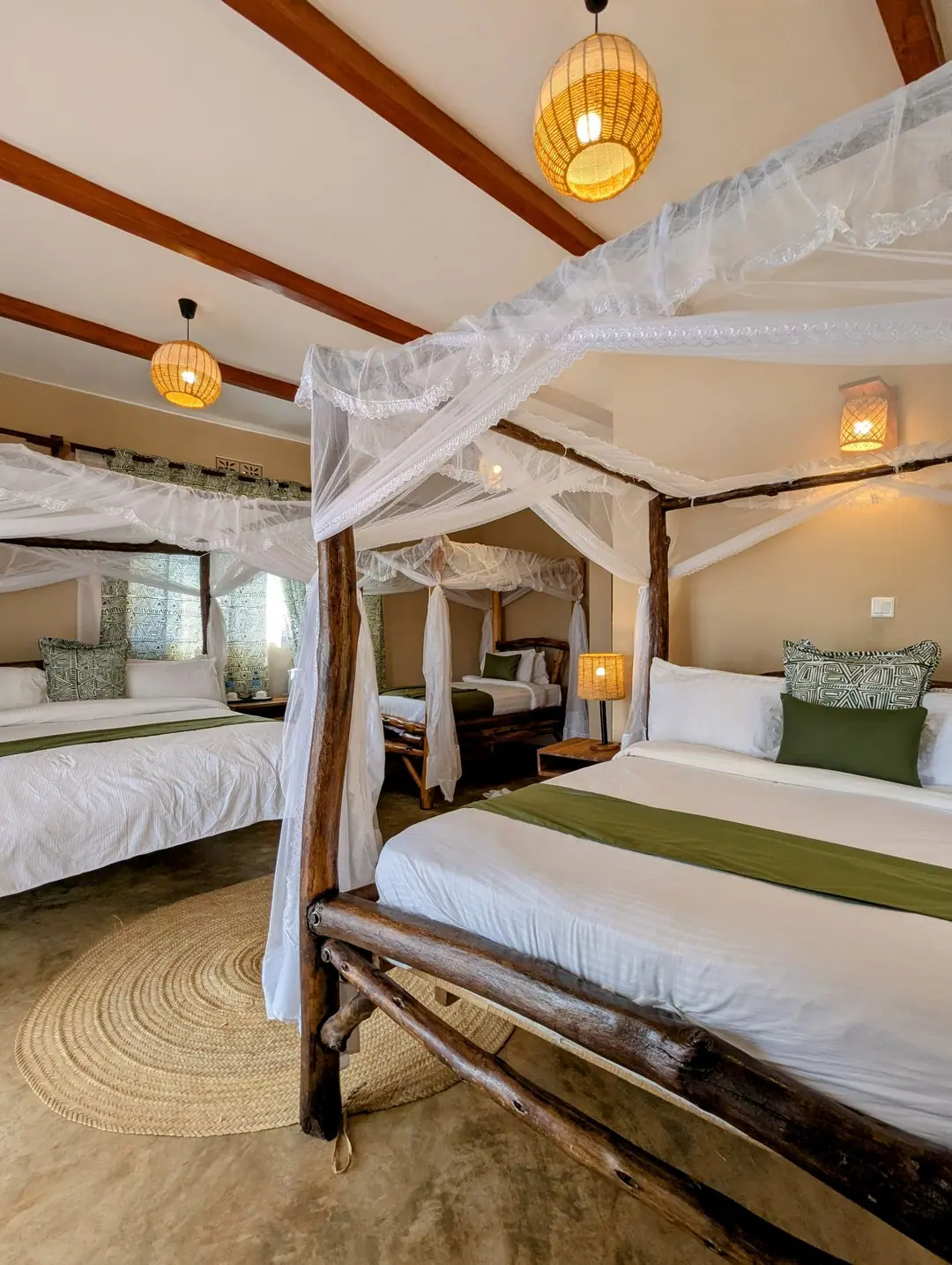 Twin four-poster beds, Mvuli Mountain Lodge